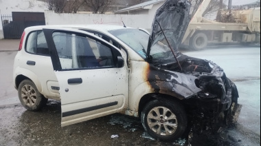 Incendio afectó buena parte de un Fiat Uno