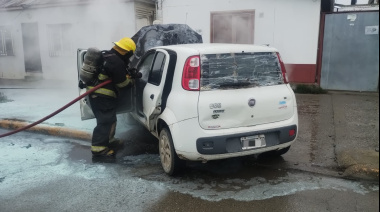 Incendio afectó buena parte de un Fiat Uno