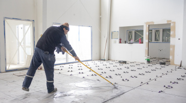Últimos trabajos para la inauguración de un nuevo espacio municipal