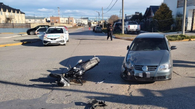 Luego del choque entre un auto y una moto, un hombre fue trasladado al hospital
