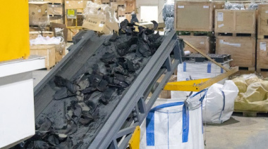 El municipio lleva adelante la trituración de cubiertas para su envío al continente