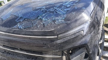 Perdió el control del auto y chocó con otro vehículo primero y después con una casa