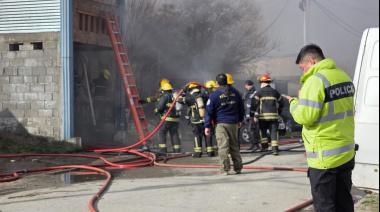 Incendio afectó al menos tres viviendas, en medio del temporal de viento