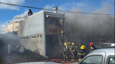 Incendio afectó al menos tres viviendas, en medio del temporal de viento
