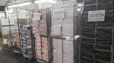 Para poder abonar los sueldos adeudados, sigue la venta de sábanas en Blanco Nieve