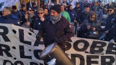 Veteranos de Malvinas junto a los gremios, se manifiestan contra Milei