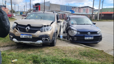 Dos vehículos impactaron en la esquina de 25 de Mayo y Colón