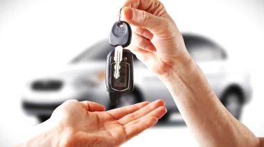 El argentino necesita hasta 74 sueldos para comprar el auto más barato