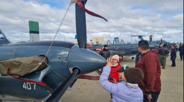 Miles de vecinos visitaron la muestra de la Aviación Naval