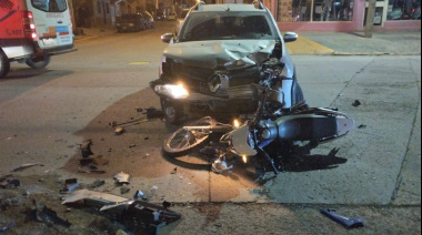 Dos hombres permanecen en el hospital luego de chocar en moto