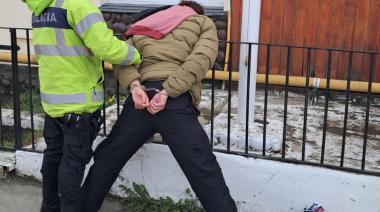 Compraba con una tarjeta que se había extraviado y quedó detenido