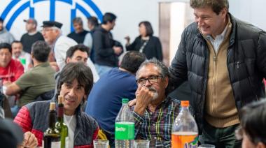 Melella encendió la parrilla: el gobernador de campaña comió un asado con remiseros