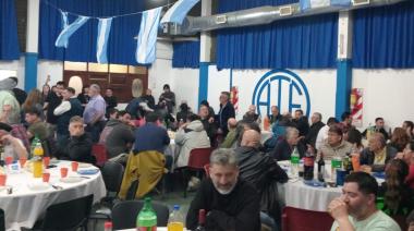 Melella encendió la parrilla: el gobernador de campaña comió un asado con remiseros