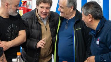 Melella encendió la parrilla: el gobernador de campaña comió un asado con remiseros