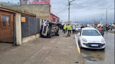Violento choque con auto que terminó volcando sobre la vereda