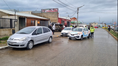 Violento choque con auto que terminó volcando sobre la vereda