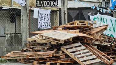 Trabajadores venden sus pertenencias para sostenerse y pagar deudas