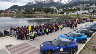 Los fueguinos desbordaron las ciudades para ver la caravana de Ferrari