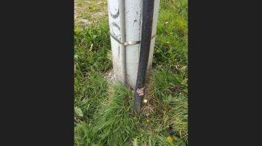 Quería cortar un cable de alta tensión a hachazos y quedó detenido