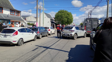 Conductora chocó a varios vehículos estacionados