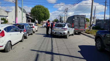 Conductora chocó a varios vehículos estacionados