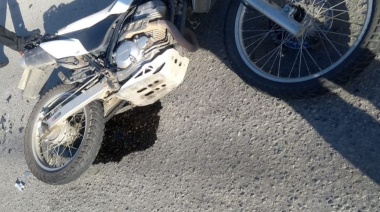 Motociclista hospitalizado tras impactar con una camioneta