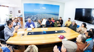 Martín Pérez entregó los decretos de adjudicación de tierras a APYMEMA