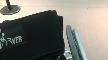 Una mamá pide que le repongan a su hija la silla de ruedas que le rompieron en un vuelo