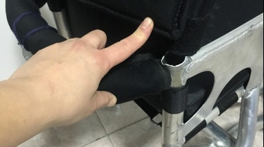 Una mamá pide que le repongan a su hija la silla de ruedas que le rompieron en un vuelo