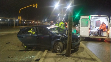Remisero impactó su unidad contra un poste culpa de otro vehículo y hay una pasajera herida