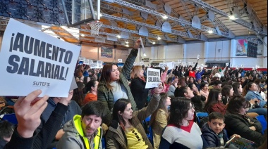 Docentes reclamaron a Melella en el Congreso Educativo