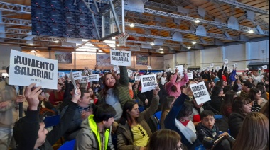 Docentes reclamaron a Melella en el Congreso Educativo