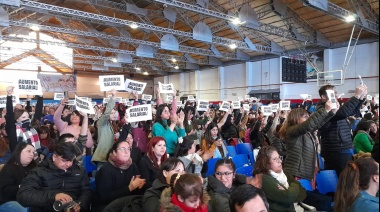 Docentes reclamaron a Melella en el Congreso Educativo
