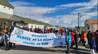 Trabajadores de salud realizaron asamblea y se movilizaron reclamando aumento al básico