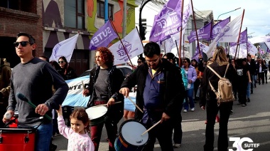 Docentes se manifestaron contra el ajuste y por el tema habitacional