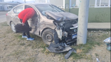 Mujer derivada al Hospital tras ser embestido su auto