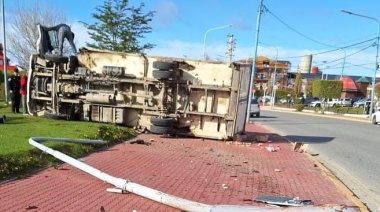 Camión volcó sobre la avenida principal de Ushuaia