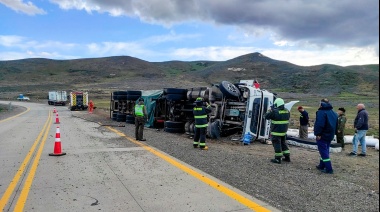 Camión argentino volcó en ruta a San Sebastián en Tierra del Fuego