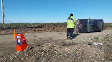Iba borracho, evitó el control policial, casi atropella a un efectivo y terminó volcando