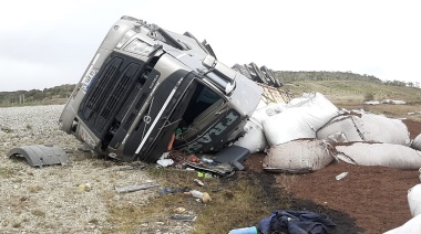 El chofer de un camión está grave, al volcar en la Ruta N°3