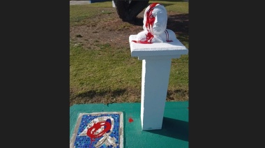 Vandalizaron busto y placa que homenajea a las Madres de Plaza de Mayo
