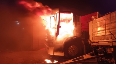 Incendiaron un camión en la Margen Sur