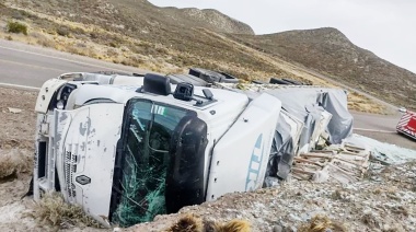 Impresionante vuelco de un camión en la Ruta 3