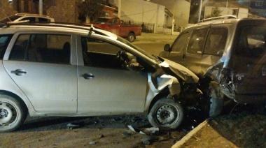 Sujeto chocó dos vehículos estacionados y huyó