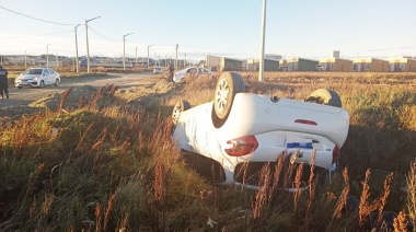 Una joven perdió el control de su vehículo y terminó volcando