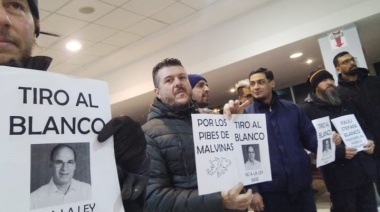 Blanco fue recibido con carteles en su contra en el aeropuerto de Río Grande