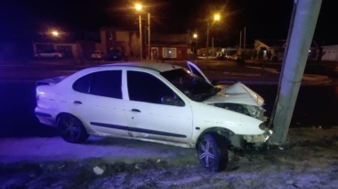 Alcoholizado colisionó su vehículo contra un poste de alumbrado público