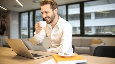 "Coffee badging": la nueva tendencia de los empleados que desafía la presencialidad