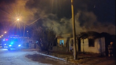Rescatan a una mujer mayor de incendio con pérdidas totales