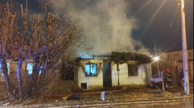 Rescatan a una mujer mayor de incendio con pérdidas totales